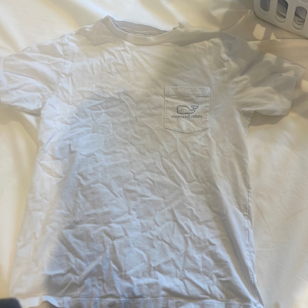 White Vinyard Vines pocket T shirt